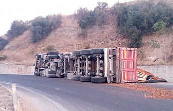 Kavşakta kontrolden çıkan tır devrildi! Sürücü yaralı