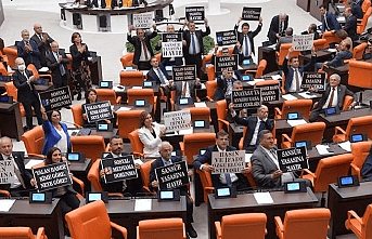Sansür Yasası" teklifi, TBMM Genel Kurulu'nda AKP ve MHP'nin oyları ile kabul edildi