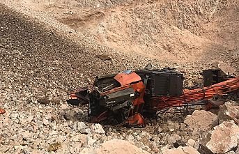 İş makinesi devrildi, altında kalan işçi öldü