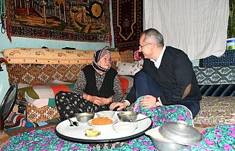 Kaymakamın 89 yaşındaki yalnız yaşayan  teyzeyle bulgur pilavı ve yoğurtla akşam yemeği