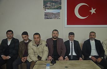 AK Parti'den Manisa milletvekili aday adayı Müjdat Şeran'ın Turgutlu'da yaptığı basın açıklaması yoğun katılım oldu