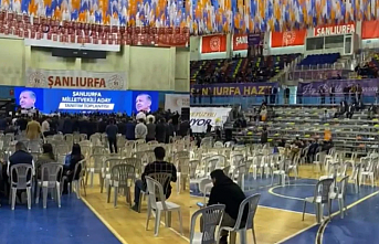 Bekir Bozdağ boş salonda sandalyelere konuştu