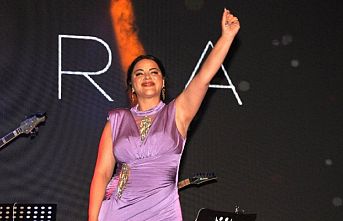 Zara izleyenlerini sesiyle büyüledi