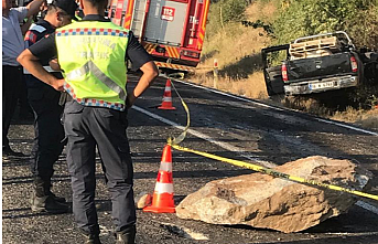 SON DAKİKA! Demirci yolunda feci kaza! Seyir halindeki aracın üstüne kaya düştü 1 kişi öldü 3 kişi yaralandı