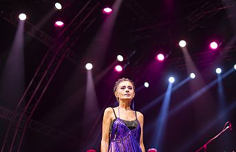 Yıldız Tilbe 13 bin seyirci önünde şarkılarını söyledi