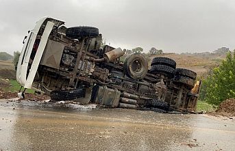 Enkaz taşıyan kamyon yan yattı!
