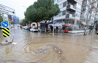 İzmir'de hayat yağışlarla birlikte felç oldu