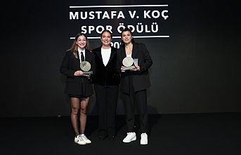 Mustafa V. Koç Spor Ödülü’nü bu yıl Olimpiyat ve Dünya Şampiyonu Busenaz Sürmeneli ile Olimpiyat gümüş madalyalı ve Dünya Şampiyonu Buse Naz Çakıroğlu kazandı
