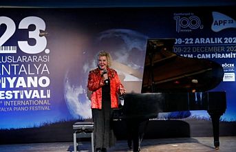 Döneminin " Harika Çocuk " ünvanlı ünlü piyanist Gülsin Onay lise öğrencileriyle buluştu