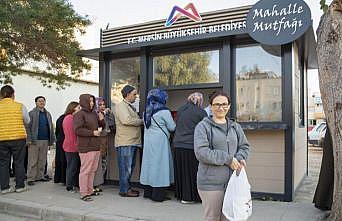 Dar gelirlilerin duası bin para! 3 çeşit yemek 10 lira! Herkes Mahalle Mutfakları'na koştu