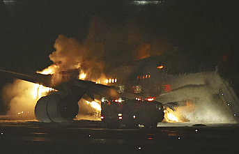 Japonya'nın başkenti Tokyo'daki Haneda Havalimanı'nda bir uçakta yangın çıktı! Yolcu uçağında bulunan yaklaşık 400 yolcu ve mürettebat tahliye edildi