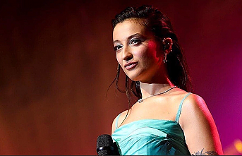 Melike Şahin 2 saat sahne de kalırken kıyafeti ile de büyüledi