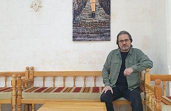 3 dilde yaptığı ayet ve hadis tablolarını camiye bağışladı