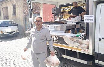 Depremzede esnaf "Bu gün kapalıyız" diyerek lokma dağıttı