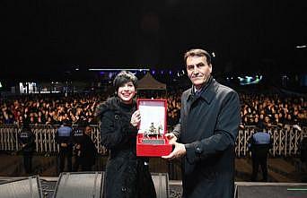 Aydilge şarkıları ve enerjisi ile Bursa’yı salladı