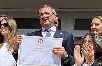 Ayvalık Belediye Başkanı Mesut Ergin mazbatasını aldı