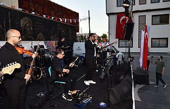 Yunusemre Belediyesi Kent Orkestrası, ilk konserini 100. Yıl Meydanı’nda verdi