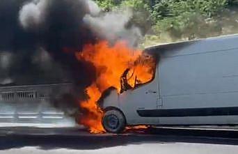 Anadolu Otoyolu’nda seyir halindeki minibüs yandı