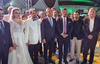 İzmir'de Özgür Özel ile birlikte nikah şahidi oldu