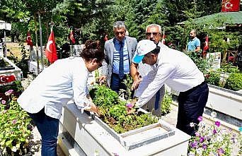 Malatya'da şehitlerin kabirleri çiçeklerle bezendi