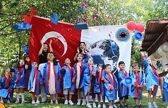 Minikler yılın stresini mezuniyetle attı