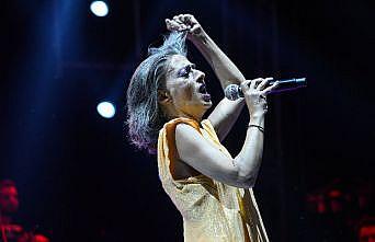 Yıldız Tilbe'den şarkı sürprizi