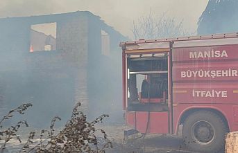 Gördes’te yangınla mücadele sürüyor