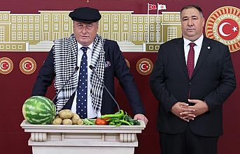 Kasketi taktı, sebze meyveleri TBMM kürsüsüne koydu!