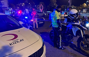 Alkollü sürücü polis motosikletine çarptı!