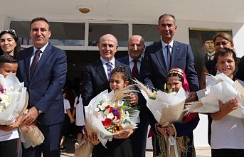 Başkan Akgün ilk zili öğrencilerle birlikte çaldı