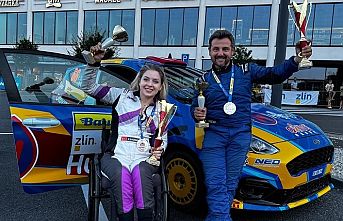 Tek engelli kadın ralli pilotuna çifte kupa...