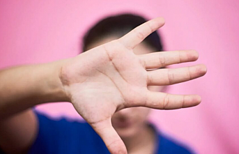 Çocuk Psikiyatri Uzmanı Doktor hasta yakınları tarafından boğazına cam parçası dayatılarak darp edildi