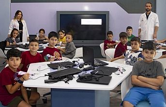 Çocuklar robotik kodlama öğreniyor