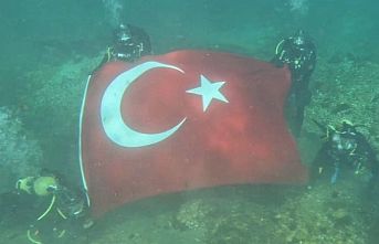 Halfeti'de su altında Türk Bayrağı açtılar