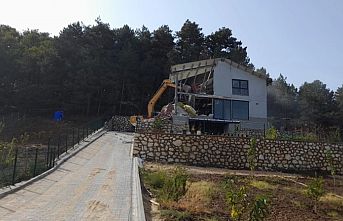 Kaçak lüks villa yıkıldı