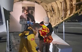 Ambulans uçak iki çocuk için havalandı