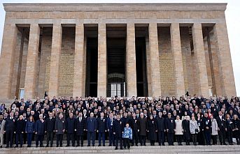 Bakan Tekin 81 ilin öğretmenleri ile Ata'nın huzurunda