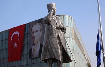 Bursa Kent Meydanı'nda 'Atatürk Heykeli'