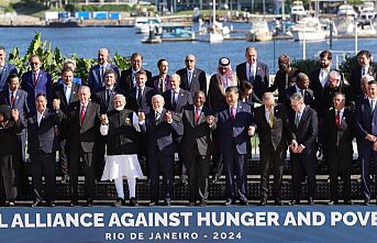 G20'de aile fotoğrafında el ele poz