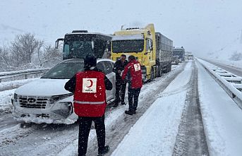 Kızılay yolda kalanların yanında!