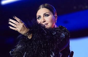 Sibel Can sahnede siyah kuğu gibiydi...