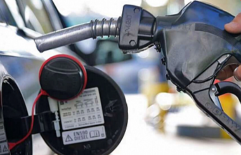 Benzine indirim pompaya ve tabelaya yansıdı