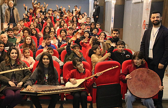 Türküler eşliğinde müzik aletlerini tanıtıyor