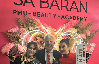 Usta sunucu Sa Baran’a teşekkür plaketi