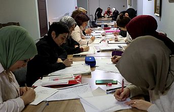 Zarif desenler renklerle buluşarak birer harikaya dönüşüyor