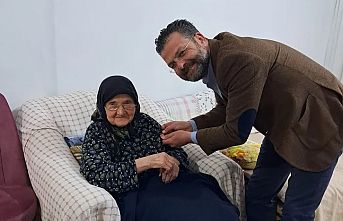 94 yaşındaki Halime Teyze CHP’ye katıldı