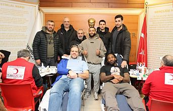 Dev adamlar kan bağışında bulundu