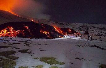 Etna Yanardağı Patladı! Ama turistlerin umurunda olmadı