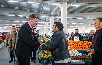 Başkan Dönmez, Pazar Esnafıyla Kucaklaştı