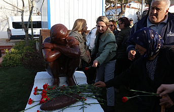 Berkin Elvan İzmir Güzelbahçe’de heykeli önünde anıldı